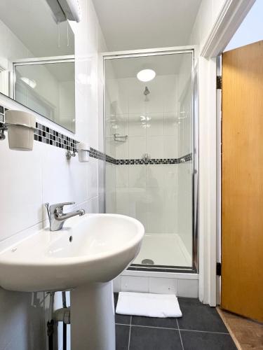 a bathroom with a sink and a shower at Melbourne House Hotel in London