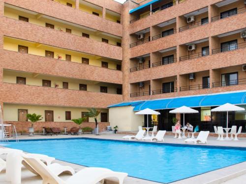uma piscina em frente a um hotel em Golden Beach Hotel em Fortaleza