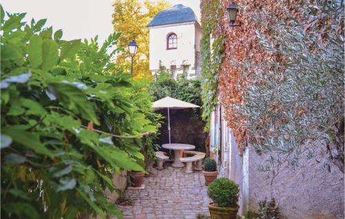 Κήπος έξω από το Cozy Home In Gennes With Kitchen