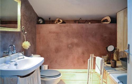 ein Badezimmer mit einem Waschbecken, einem WC und einem Spiegel in der Unterkunft Cozy Home In Gennes With Kitchen in Gennes
