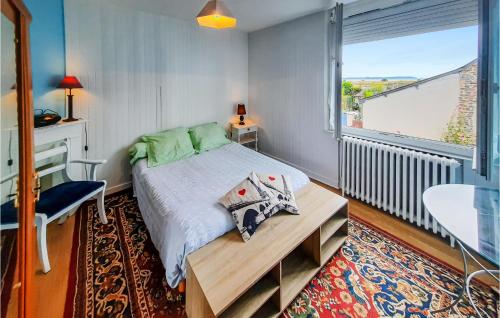サン・ブノワ・デ・ゾンドにある1 Bedroom Beautiful Apartment In Vild-la-marine, Hirelのベッドルーム1室(ベッド1台、大きな窓付)