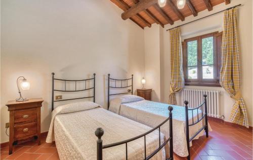 1 Schlafzimmer mit 2 Betten und einem Fenster in der Unterkunft Levante in San Giustino Valdarno