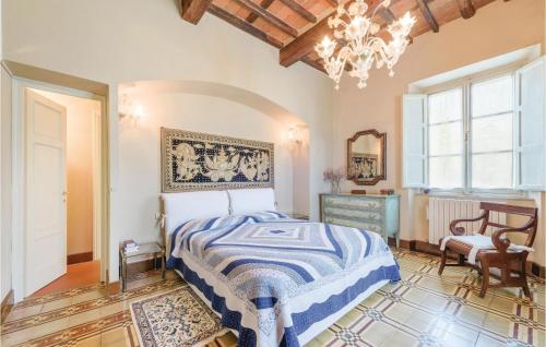 Sant' AlessioにあるBegonieのベッドルーム1室(ベッド1台、椅子、シャンデリア付)