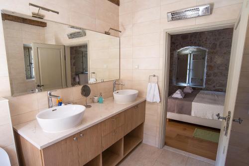 baño con 2 lavabos y espejo grande en Villa Lopud In Dubrovnik, en Lopud Island