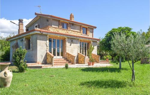 Beautiful home in Isola di Capo Rizzuto with 3 Bedrooms