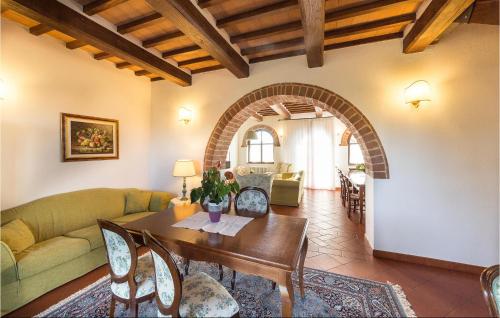 Ruang duduk di Stunning Home In Chiusi