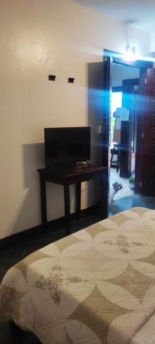 a bedroom with a bed and a desk at Hotel Pousada Laje de Itauna in Saquarema