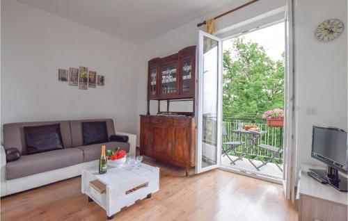 Una sala de estar con un sofá y una puerta corrediza de vidrio. en Pet Friendly Apartment, en Bracco
