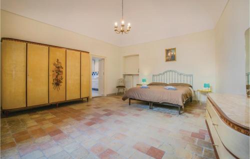 um quarto grande com uma cama e uma mesa em Gorgeous Apartment In Gravina In Puglia -ba- With Kitchen em Gravina in Puglia