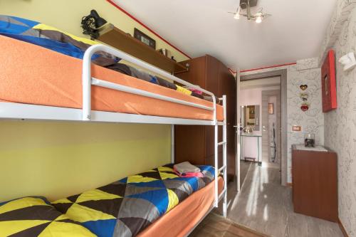 1 dormitorio con 2 literas en una habitación en Casa Heli II, en San Zeno di Montagna
