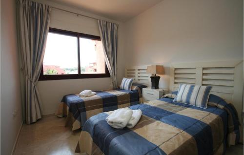 ミハス・コスタにあるBeautiful Apartment In Marbella-el Rosario With Kitchenのベッドルーム1室(ベッド2台、窓付)