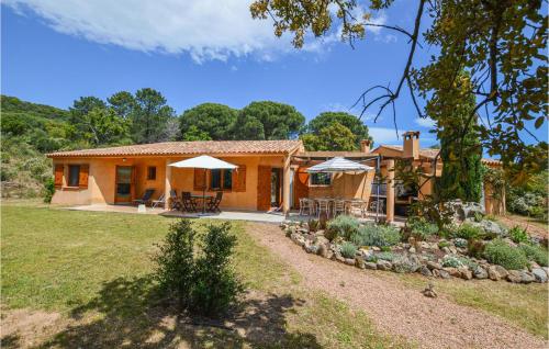 une maison avec une terrasse et une cour dans l'établissement Beautiful Home In Porto Vecchio, à Porto-Vecchio