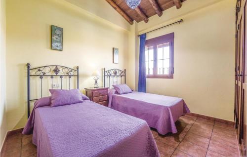 モンテコルトにある2 Bedroom Stunning Home In Montecorto, Mlagaの紫のシーツが備わる客室内のベッド2台