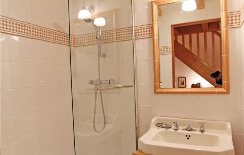 W łazience znajduje się prysznic i umywalka. w obiekcie Lovely Home In St, Fortunat S Eyrieux With Kitchen w mieście Saint-Fortunat-sur-Eyrieux