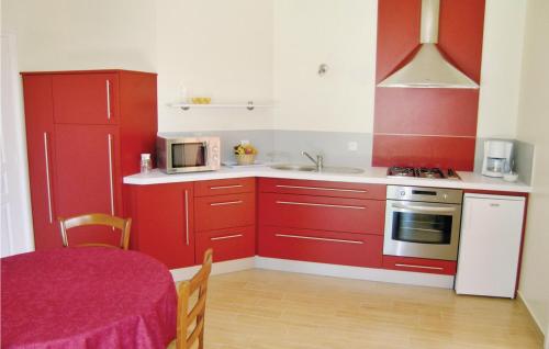 Dapur atau dapur kecil di 1 Bedroom Awesome Home In Carolles