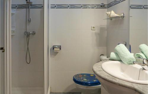 Kúpeľňa v ubytovaní Pet Friendly Home In Torrevieja With Kitchen