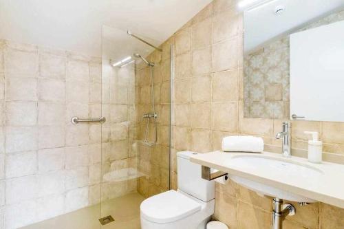 Ванна кімната в Besalú 3 modern apt w terrace y great views ac