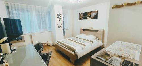 Кровать или кровати в номере Chambre d'hôtes Au Coeur De NancyB&B
