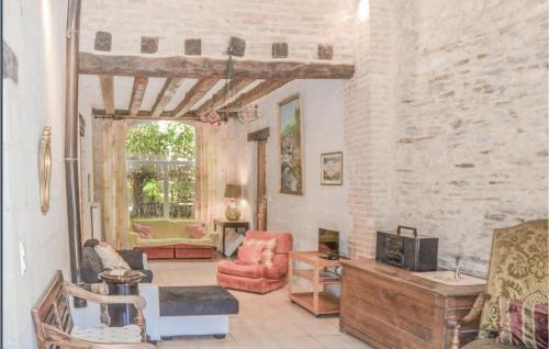 Seating area sa Stunning Home In St Jean Des Mauvrets With Kitchen