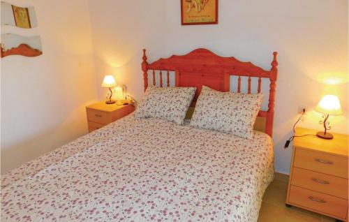 ラ・マタにあるCozy Apartment In Torrevieja-la Mata With Kitchenのベッドルーム1室(ベッド1台、ナイトスタンド2台、ランプ2つ付)