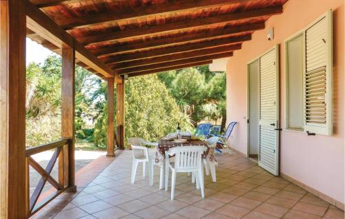 eine Terrasse mit einem Tisch und Stühlen darauf in der Unterkunft La Pineta in Lido Signorino