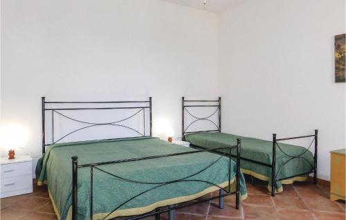 a bedroom with two beds with green sheets at La Pineta in Lido Signorino