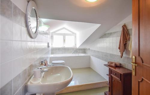 Un baño de 2 Bedroom Cozy Home In Maria Di Castellabate