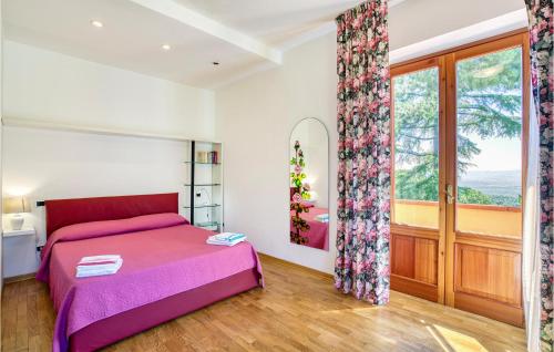カスティリオーン・フィボッキにあるVilla Caterinaのベッドルーム1室(ピンクベッド1台、窓付)