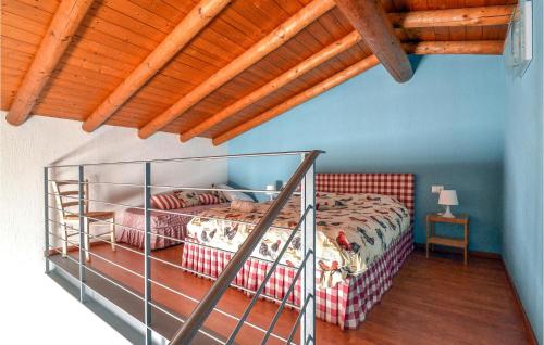 um quarto com uma cama e um tecto de madeira em La Gallina em Artogne
