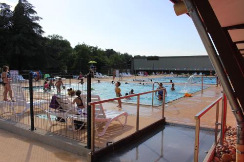 un groupe de personnes dans une piscine dans l'établissement Camping Les Feuilles Chauffailles, à Chauffailles