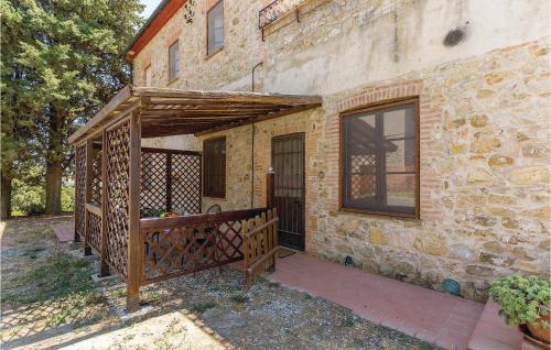 pérgola de madera en el lateral de un edificio en Monterufoli 4F, en Pomarance