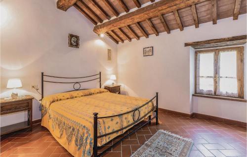 een slaapkamer met een bed en 2 ramen bij Casa Samuele in Polvano