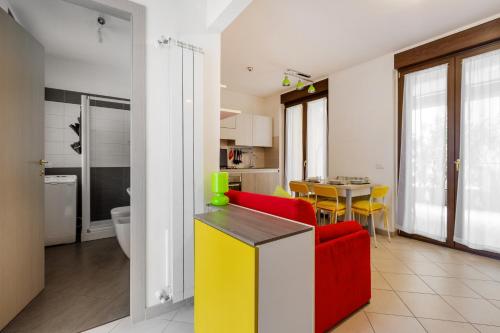 salon z czerwoną kanapą i stołem w obiekcie Corsica Huge Terrace Flats w Mediolanie