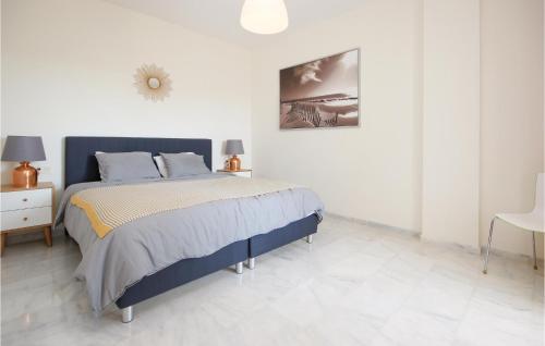 エステポナにあるStunning Apartment In Estepona With 2 Bedrooms, Wifi And Outdoor Swimming Poolの白いベッドルーム(ベッド1台、テーブル付)