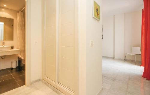 エステポナにあるStunning Apartment In Estepona With 2 Bedrooms, Wifi And Outdoor Swimming Poolのバスルームに大きなガラスドアが付いています。