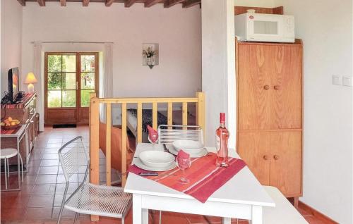 eine Küche mit einem weißen Tisch mit Tellern und Weingläsern in der Unterkunft Nice Home In Molinot With Kitchen in Molinot