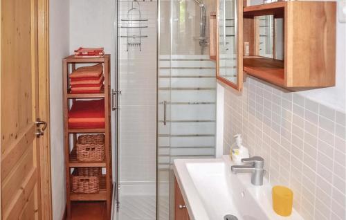 y baño con ducha, lavabo y lavamanos. en Nice Home In Molinot With Kitchen en Molinot