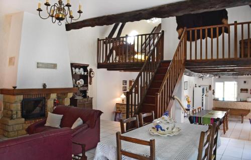 - un salon avec un canapé, une table et un escalier dans l'établissement Amazing Home In Ladornac With Kitchen, à La Dornac