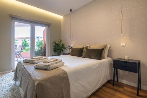 Кровать или кровати в номере Deluxe 2BDR Apartment in Carcavelos by LovelyStay