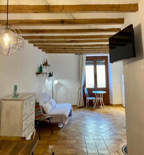a living room with a couch and a tv at Origens I - Precióso apartamento in Perelló