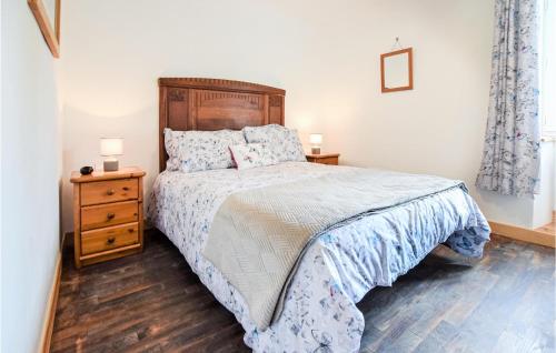 Llit o llits en una habitació de Beautiful Home In Saint-sever-calvados With Kitchen