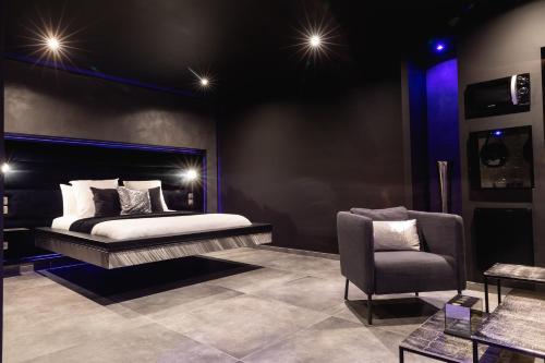 un dormitorio con una cama y una silla en L'effet SPA, en Corbehem
