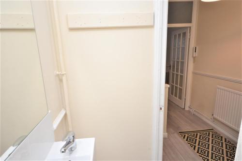 a bathroom with a sink and a mirror at London Zone 1, 3bedroom Maisonette with a view in London