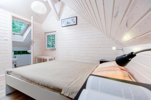 a small bedroom with a bed in a room at Camping Pomona in Niechorze