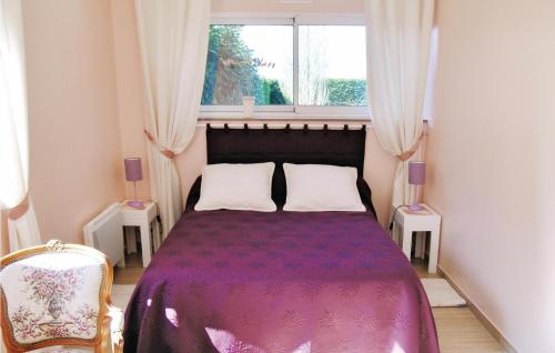 カロルにあるアパルトマン ル ボワのベッドルーム(紫色のベッド1台、窓付)