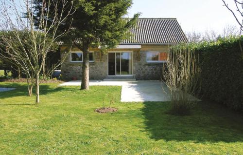 une maison avec une clôture et une cour dans l'établissement 1 Bedroom Awesome Home In Carolles, à Carolles