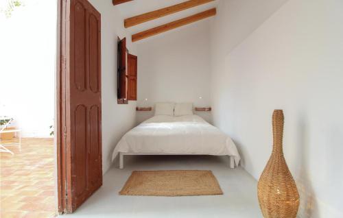 Postel nebo postele na pokoji v ubytování Amazing Apartment In Altea With Kitchen