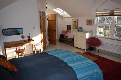 Schlafzimmer mit einem Bett, einem Schreibtisch und einem Stuhl in der Unterkunft 6 Trungle Terrace in Paul