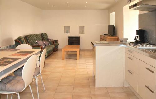 una cucina e un soggiorno con un divano e un tavolo di Holiday Home Mantallot With Fireplace I a Mantallot