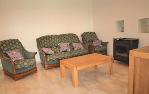 un salon avec deux canapés et une table basse dans l'établissement Holiday Home Mantallot With Fireplace I, à Mantallot